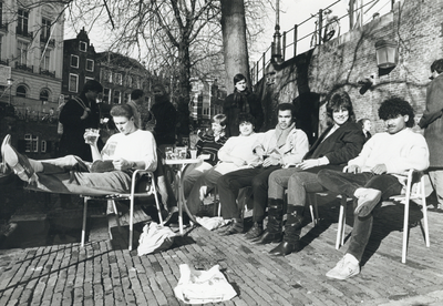 109310 Afbeelding van een terrasje op de werf aan de Oudegracht te Utrecht.